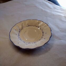 純白ロールで食器やパンを包むと見栄えがよいです